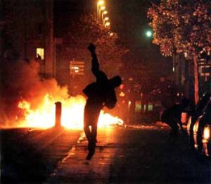 J015_France-riots02